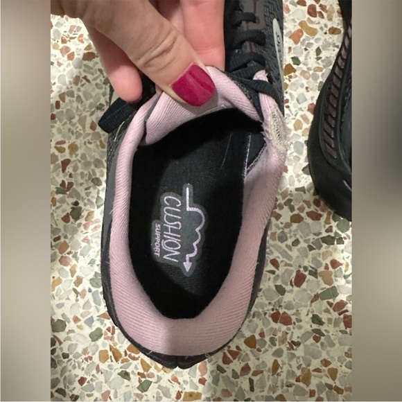 Women’s Brooks Adrenaline GTS 22 Sneakers - Picture 8 of 9